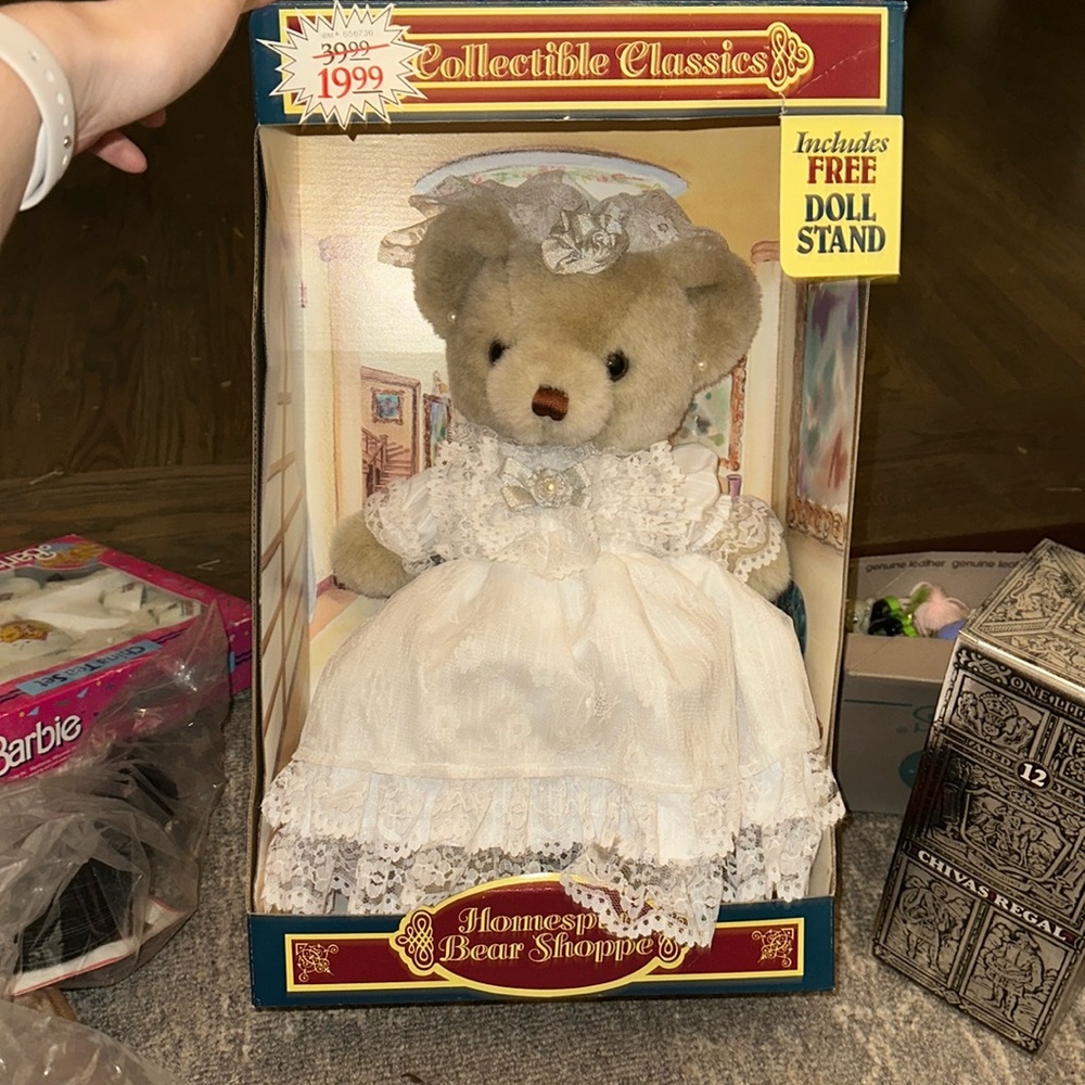 1991 Dan Dee Collectible Classics Homespun Bear Shoppe Doll w/ Stand - New